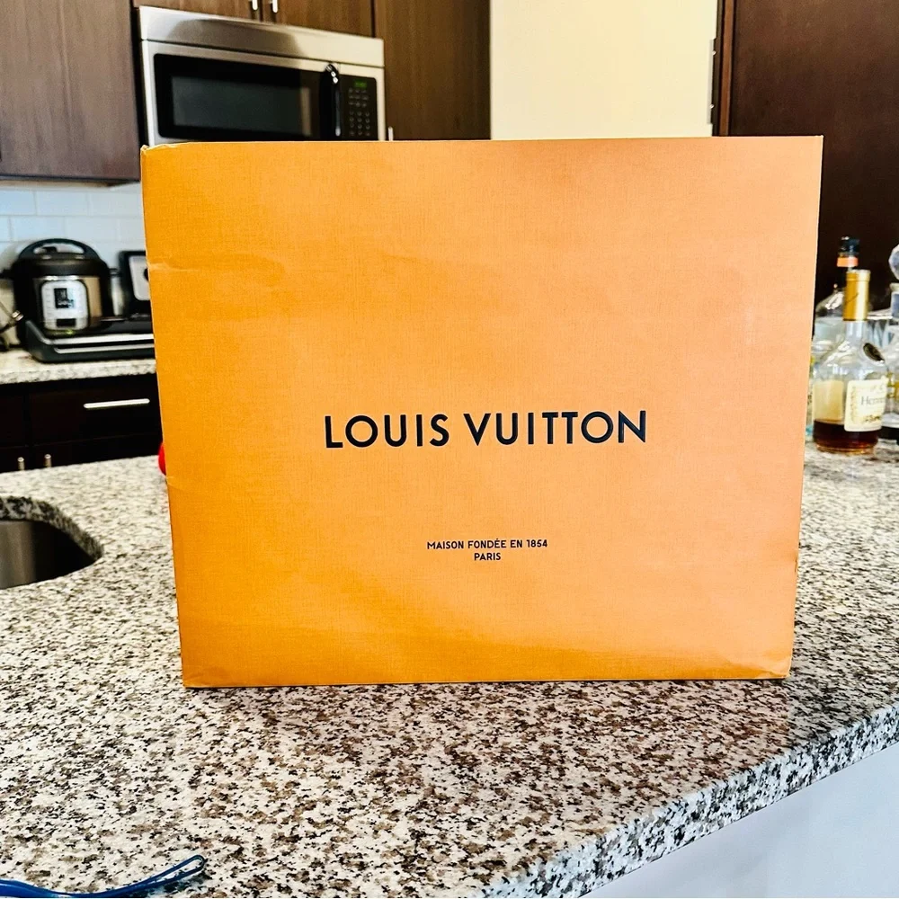 Louis Vuitton Authentic Dual Handle Shopping Bag